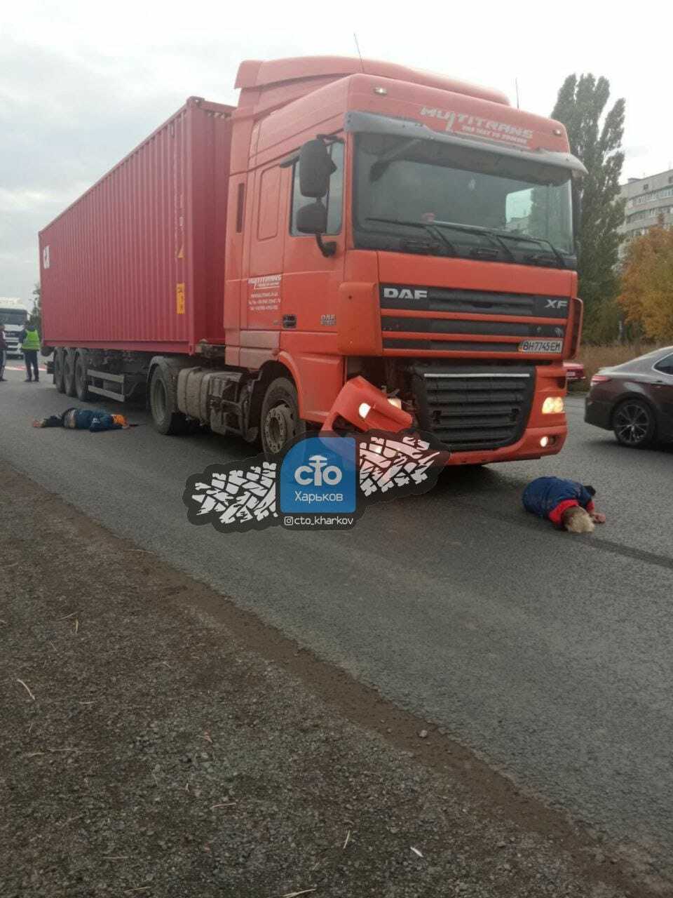 На Окружной дороге возле микрорайона "Горизонт". Грузовик DAF XS сбил двоих детей.
