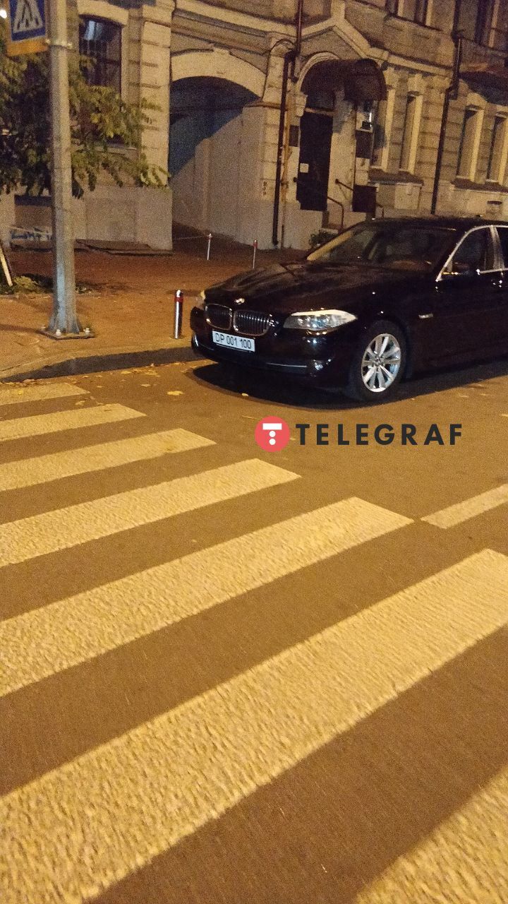 Машина стояла с нарушением ПДД.