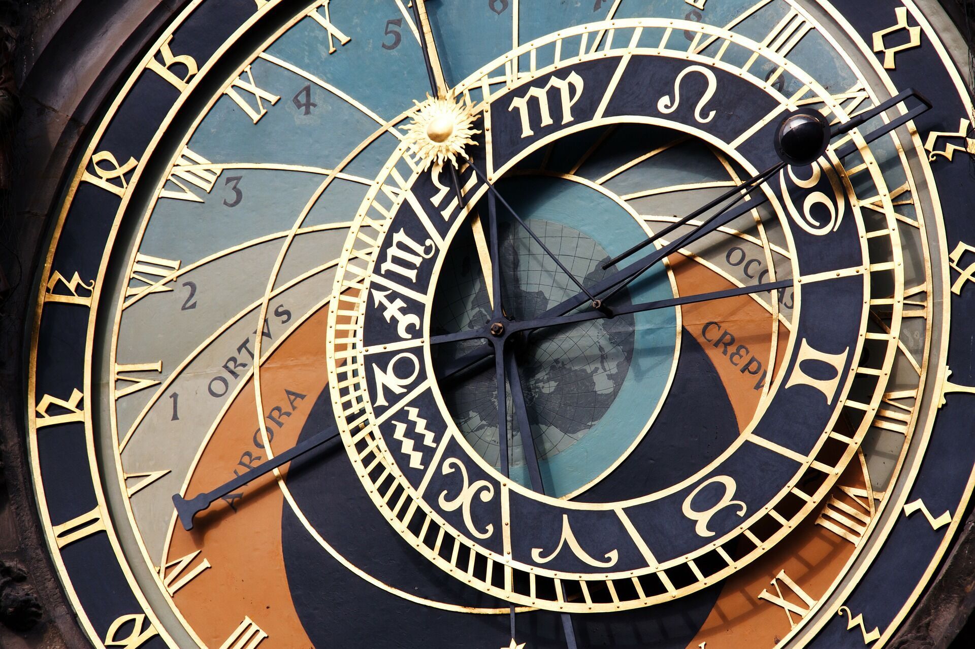 Древний астрономический часы украшает стену городской ратуши.