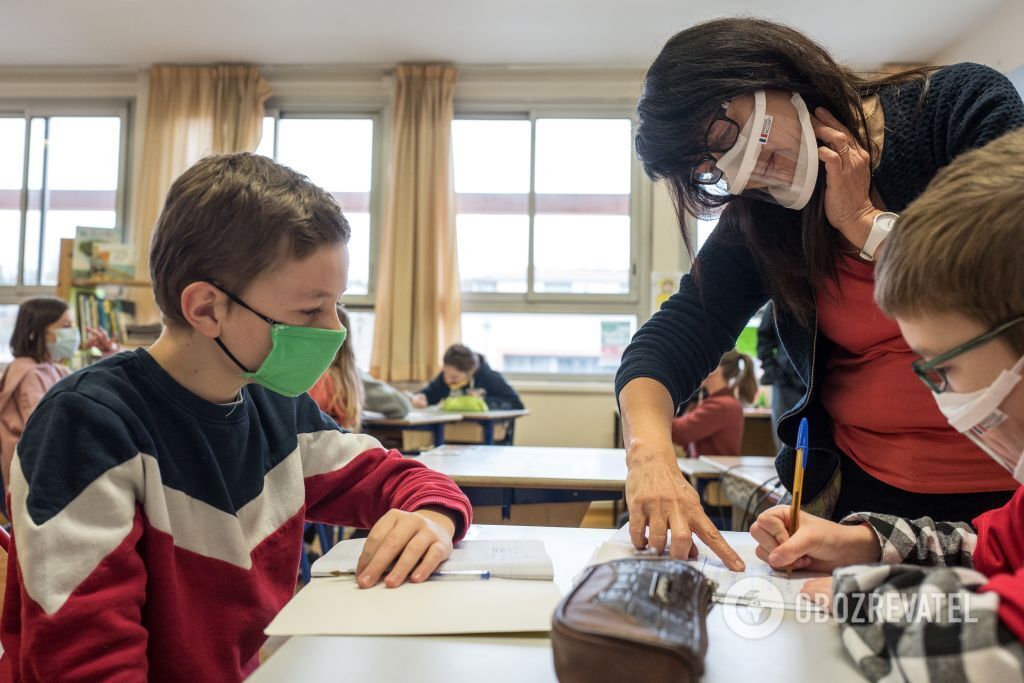 На фото - занятие детей с нарушениями слуха, преподаватель - в инклюзивной маске