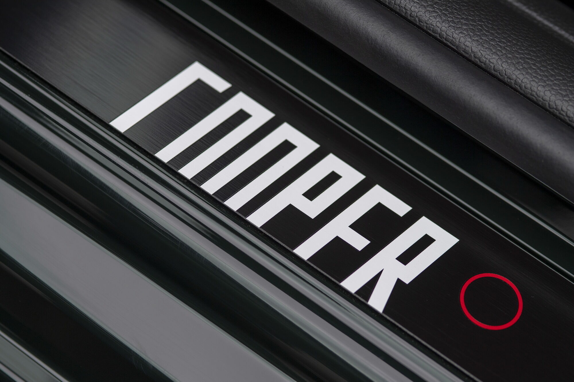 Приладову панель і дверні прорізи прикрасили емблемами на честь Cooper Car Company