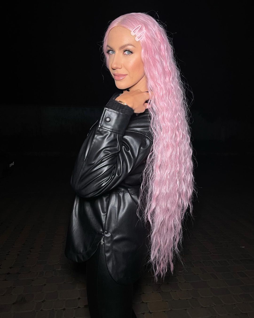 Леся Нікітюк з рожевими волоссям.