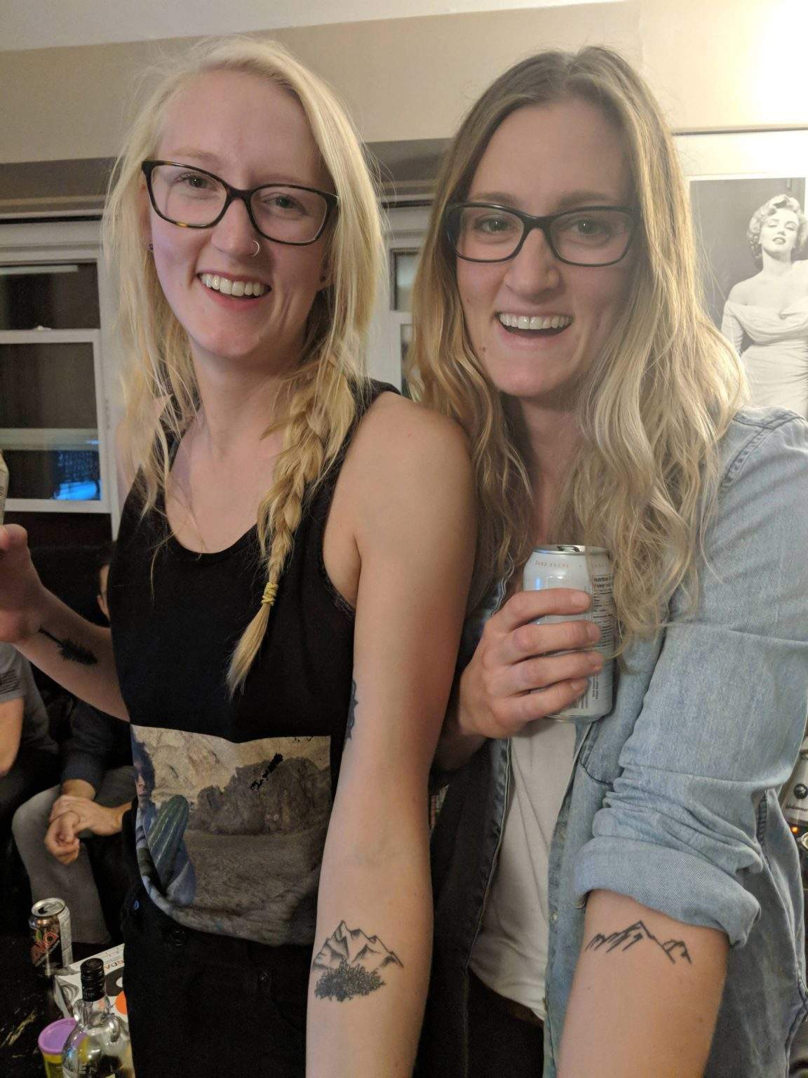 У незнакомок одинаковые татуировки.