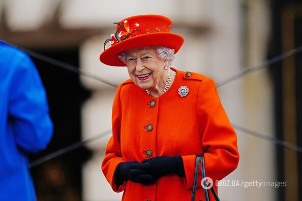 Королева Елизавета II в ярком образе.