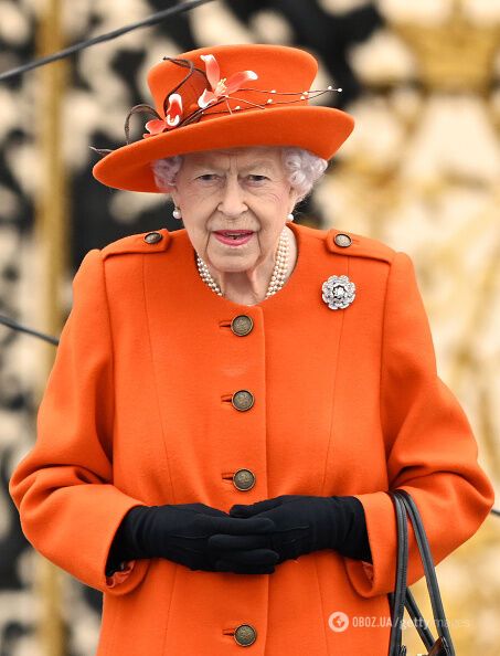 Елизавета II в ярко-оранжевом пальто.