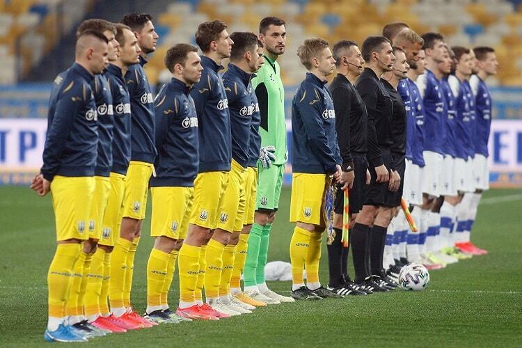 Українці та фіни перед матчем у Києві.
