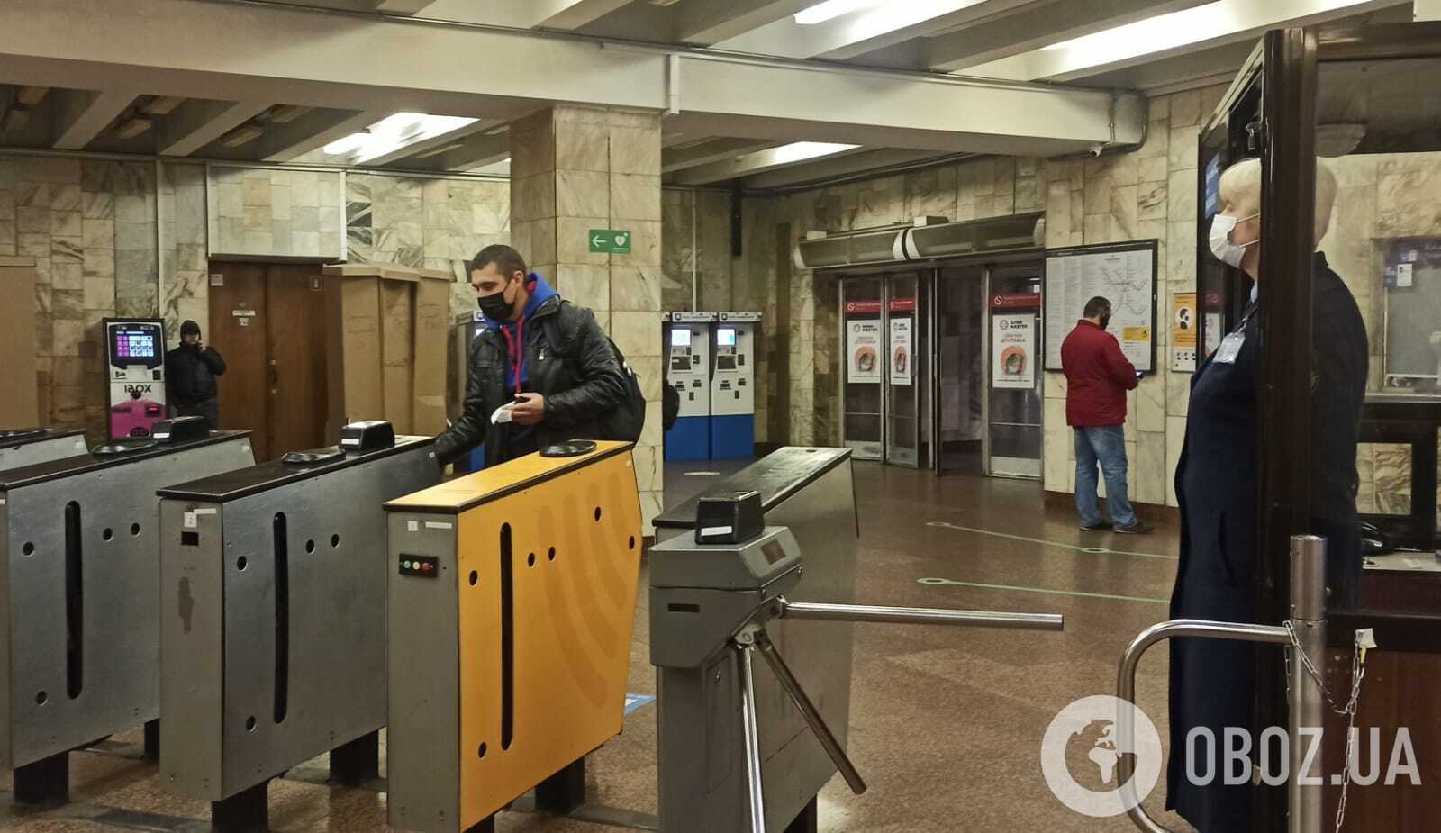 Співробітники метрополітену постійно просять пасажирів надягнути маски.