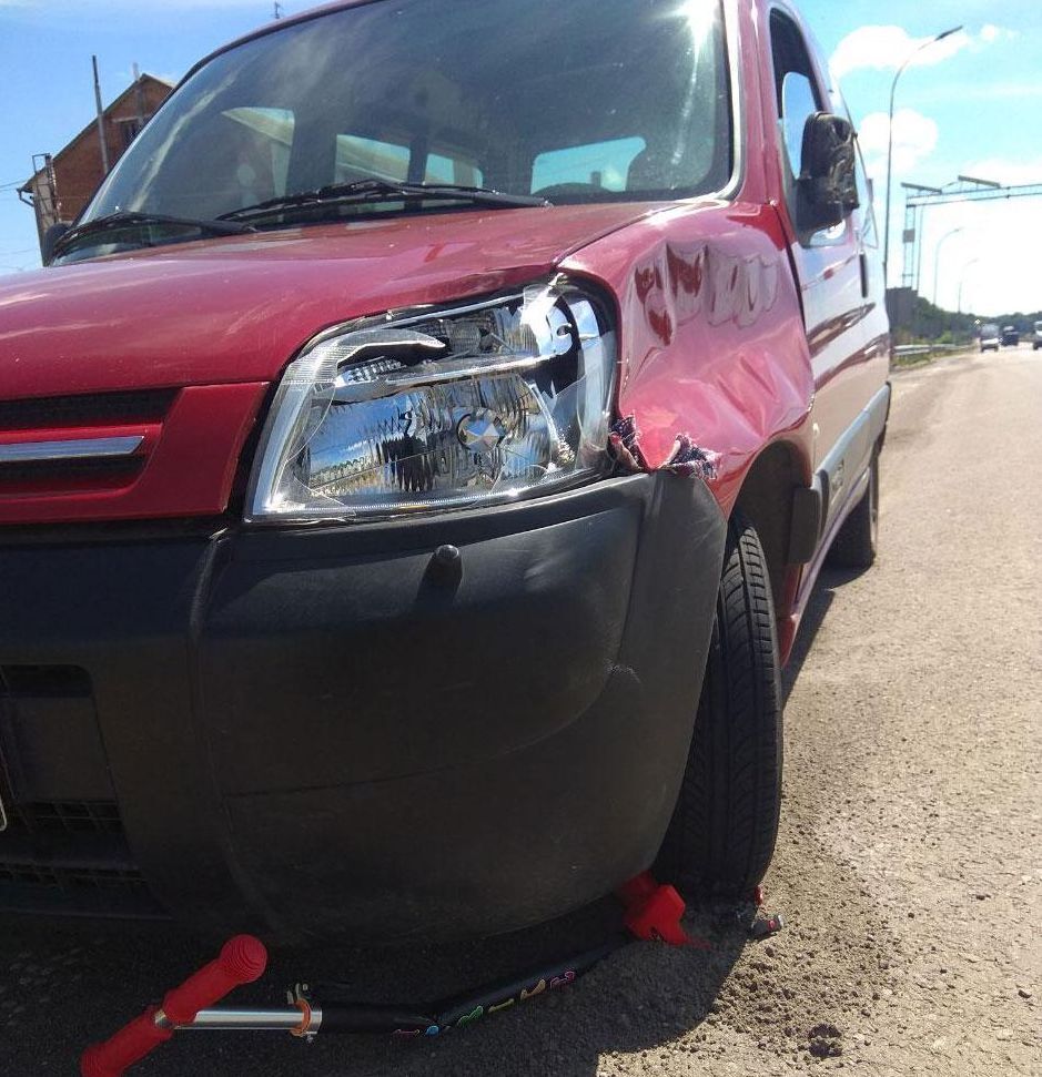 Citroen Berlingo перевищив швидкість і збив на переході бабусю з онукою.