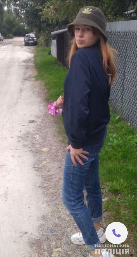 Она была одета в кофту и джинсы