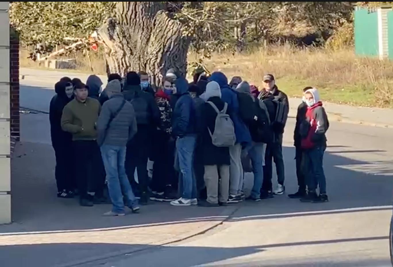На фото, яке оприлюднив Бірюков  – два-три десятка замерзлих "представників обуреної громадськості"