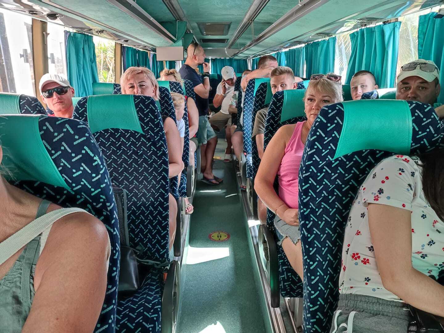 Людей грузили в автобус, чтобы перевезти в другую гостиницу, несмотря на возможную инфекцию