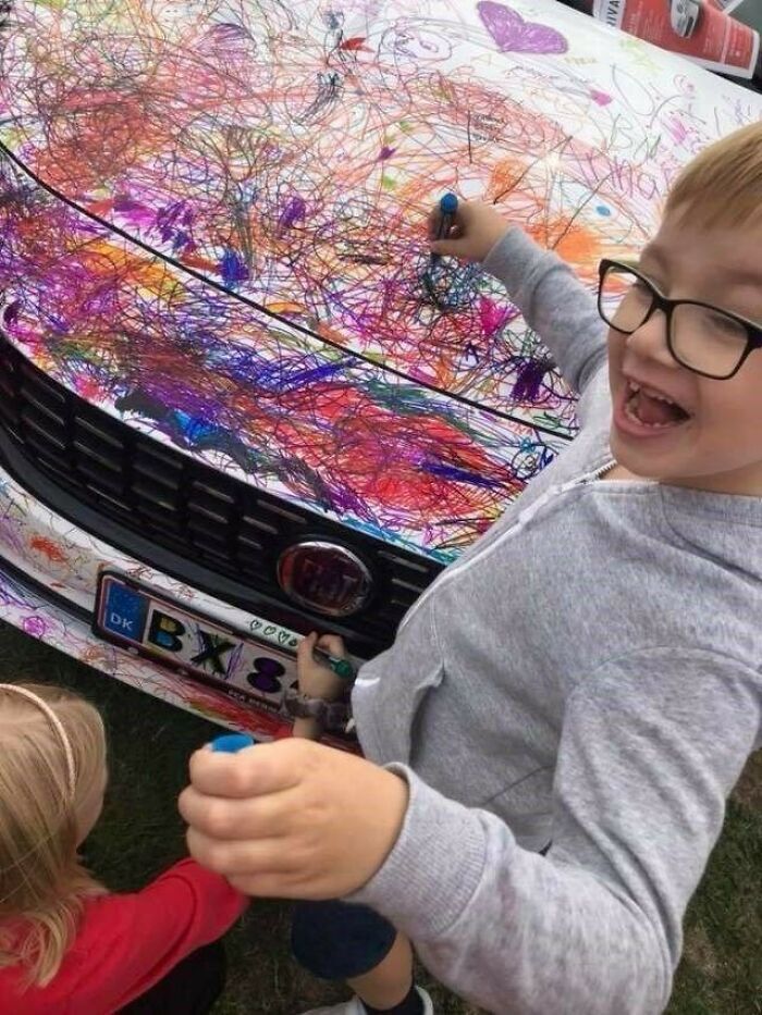Малыши разрисовали капот папиной машины