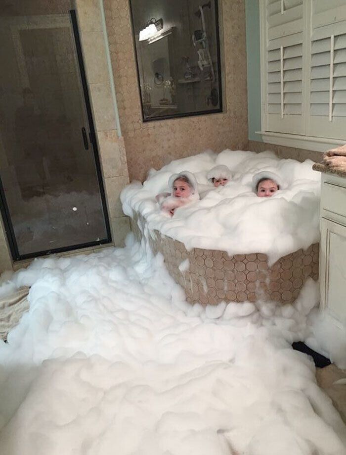 Малыши принимают ванну с пенкой