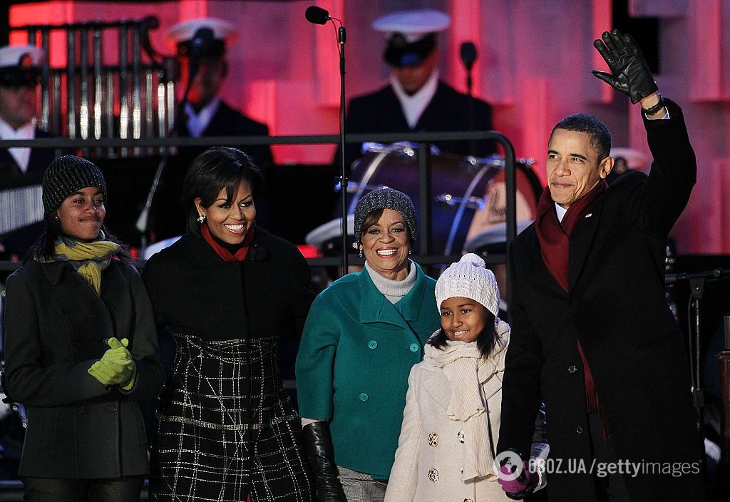 Барак Обама з дружиною Мішель, дітьми та тещею.