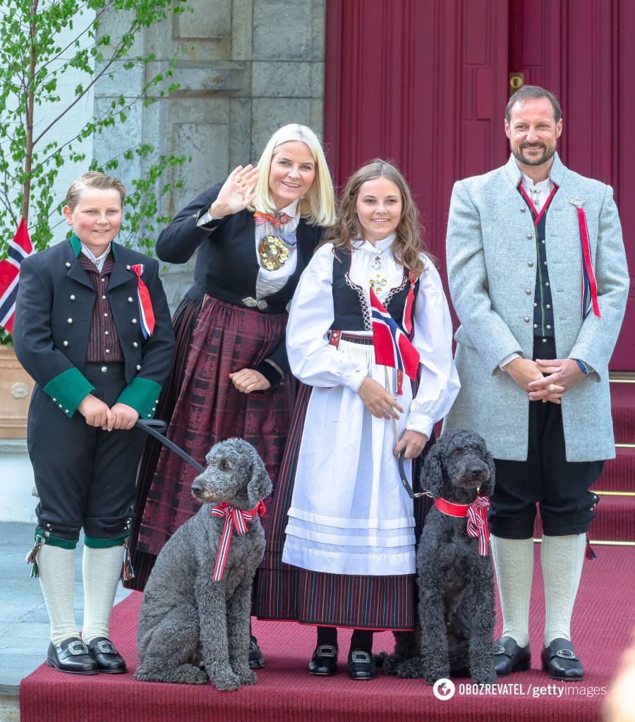 Кронпринц Норвегии Хокон, его жена Мэтте-Марит Хейби и дети.