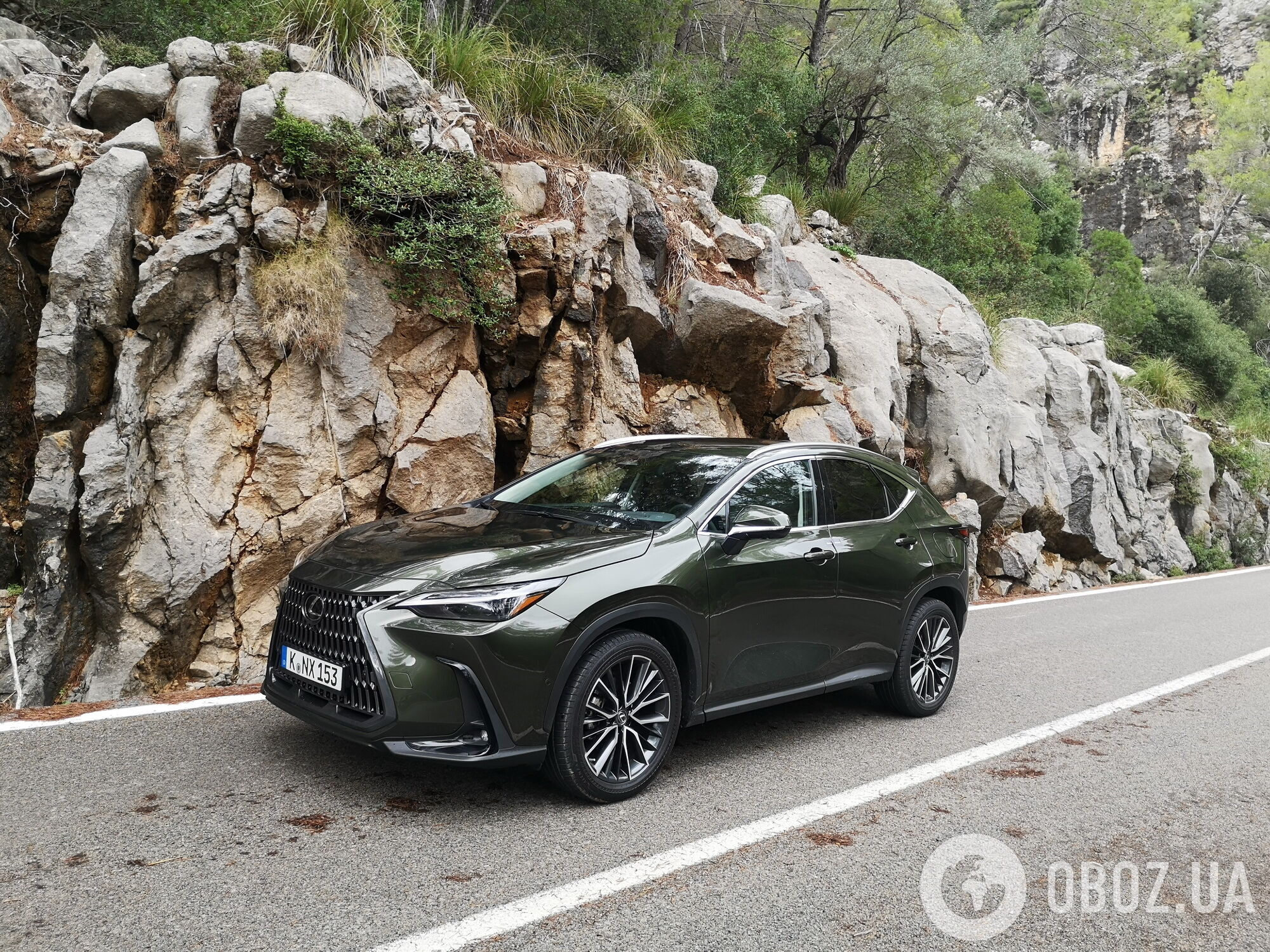 Новий Lexus NX отримав привабливу зовнішність, яка стала більш "класичною"