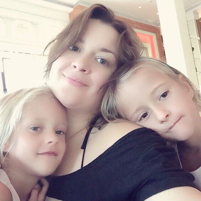 Надія Навроцька із доньками.