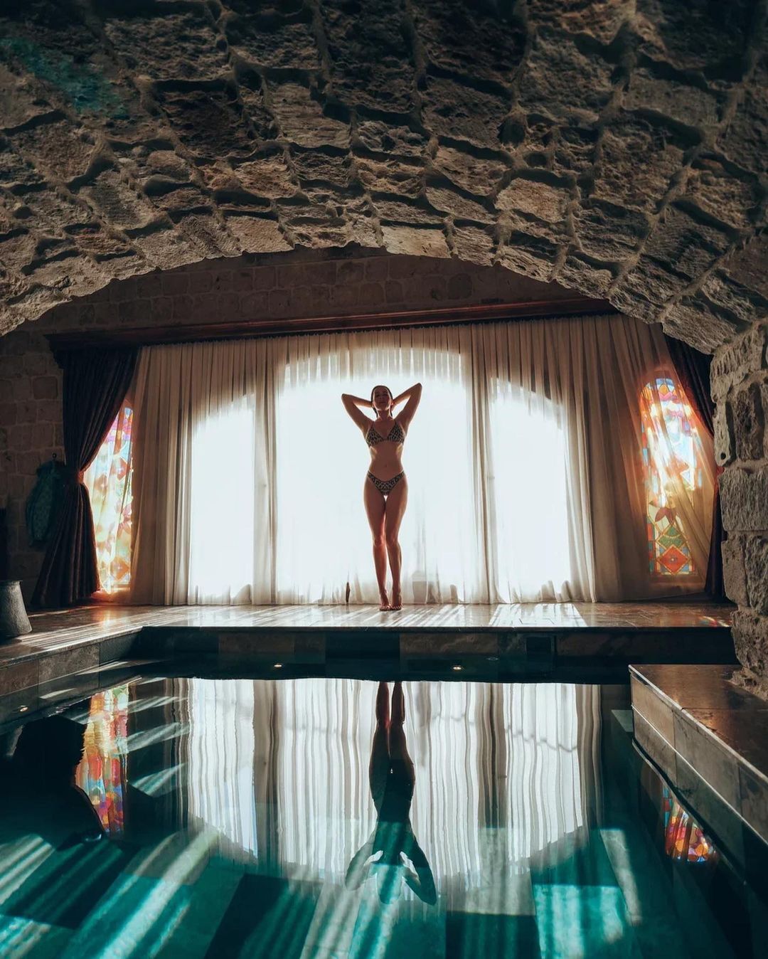 Даша Астафьева в бикини в бассейне.