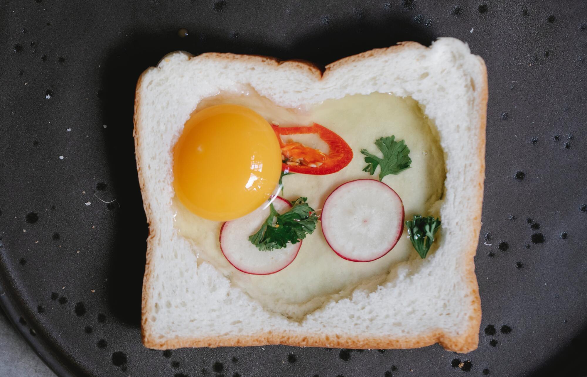 Готовый тост с яйцом