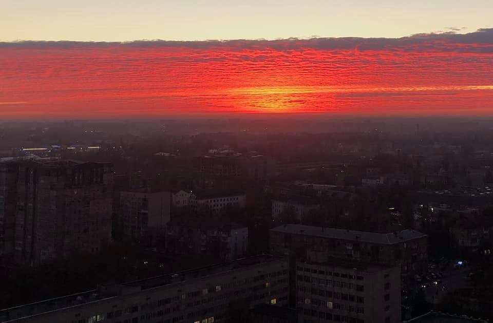 Багряний захід сонця у Києві.