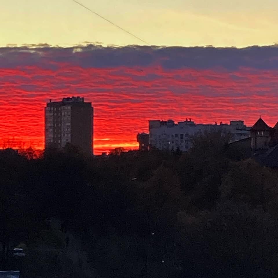 Багряний захід сонця у Києві.