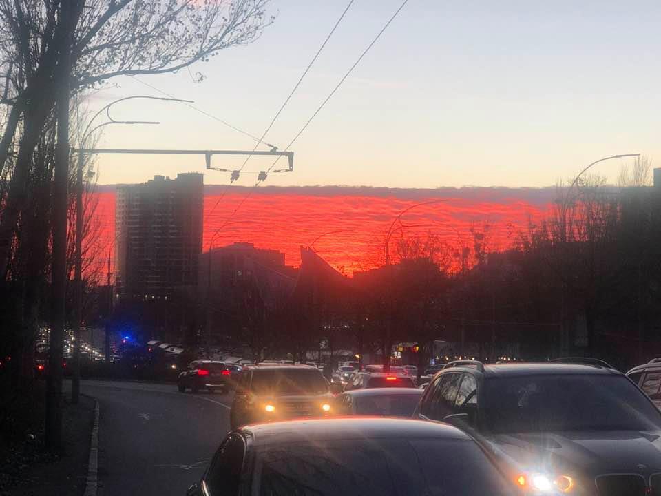 Багряний захід сонця у Києві.