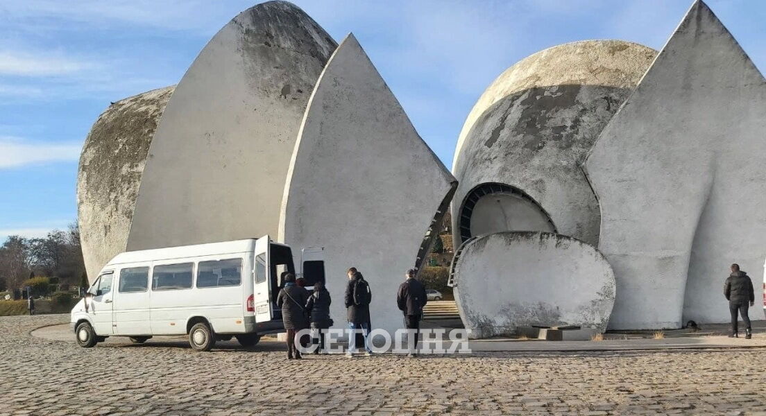 Черга катафалків біля крематорію.