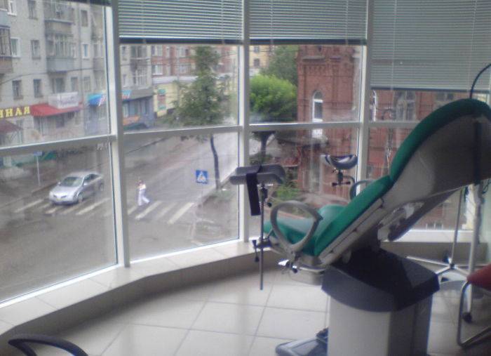 Кресло гинеколога поставили перед панорамными окнами.