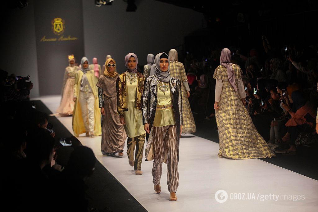 Коллекция от Аннисы Хасибуан на Неделе моды в Джакарте (28 октября 2016 года).