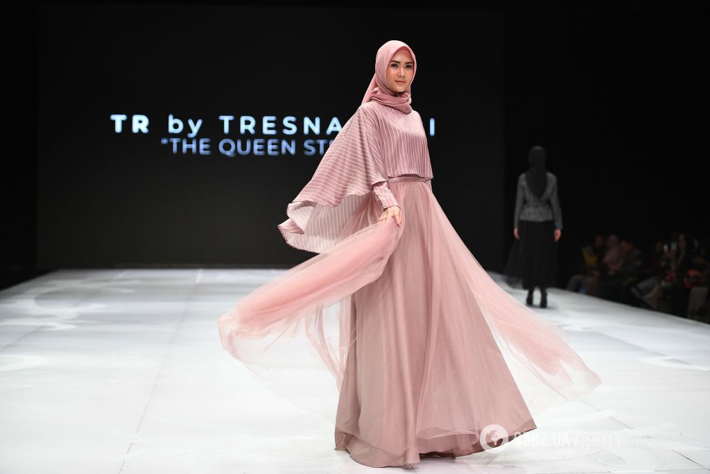 Модель демонстрирует дизайн одежды от Tresna Putri (Неделя моды в Джакарте, 27 марта 2019 года).