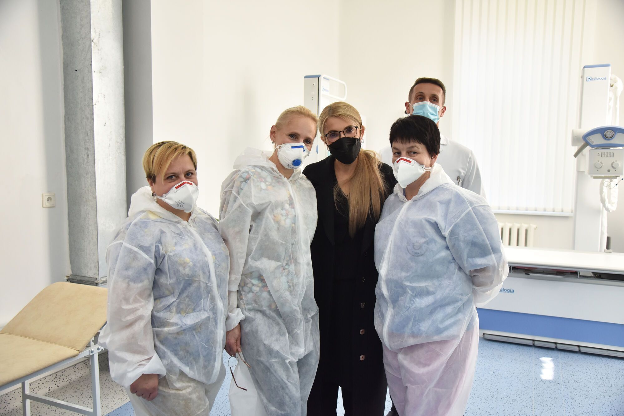 Тимошенко передала Львовской областной инфекционной больнице медицинское оборудование