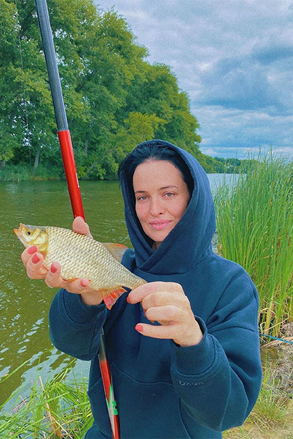 Даша Астафьева обожает ловить рыбу.