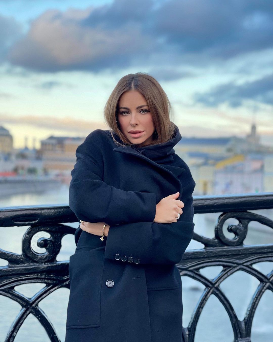 Ані Лорак у пальто.