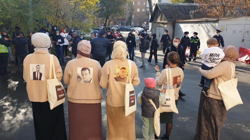 Жены осужденных вышли на протест