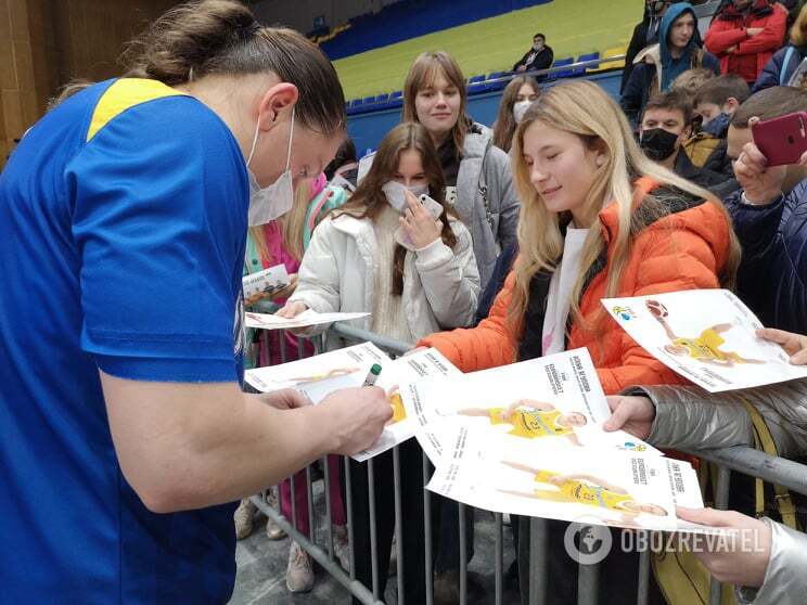 Аліна Ягупова після матчу була нарозхват у вболівальників.