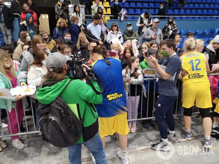 Уболівальники дочекалися баскетболісток збірної України.