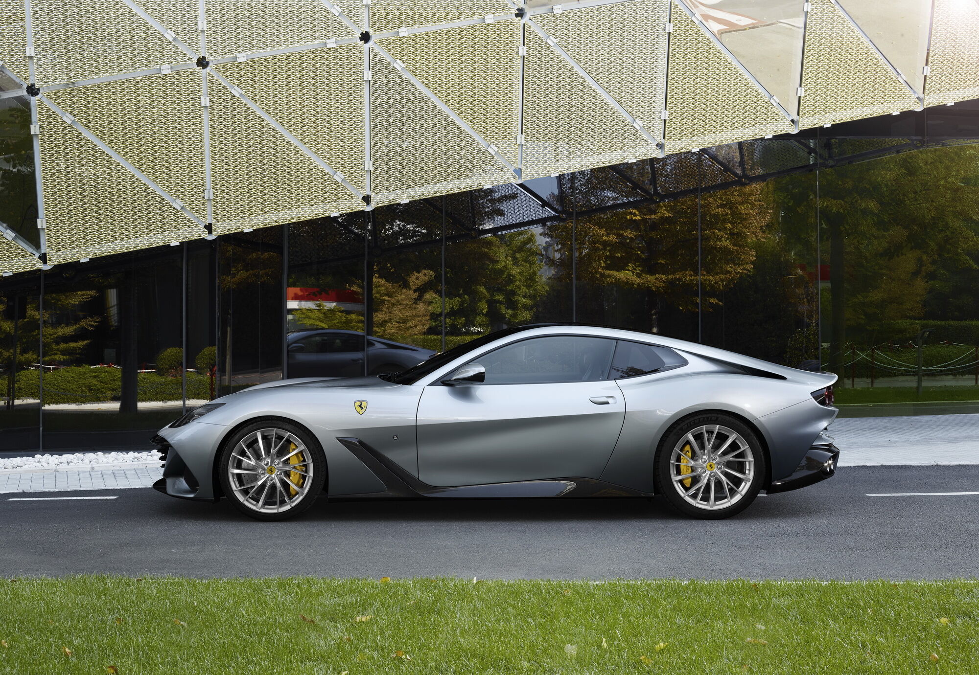 Новинка построена на платформе полноприводного универсала Ferrari GTC4Lusso