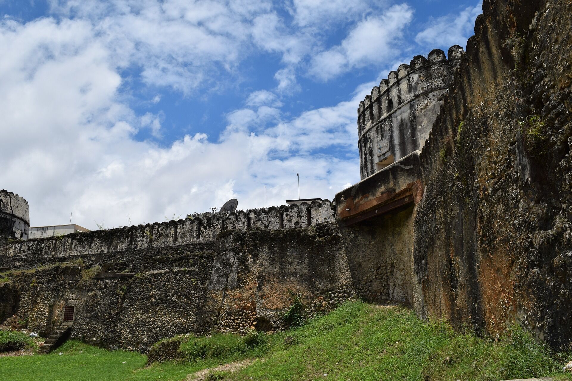 На Занзибаре есть дворцы и крепости.