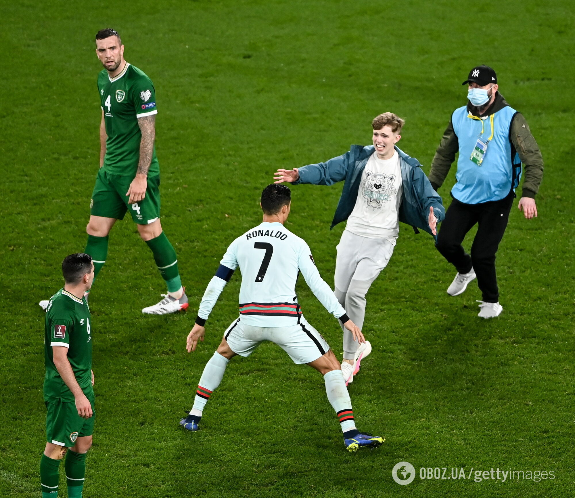 Фанат выбежал на поле в Ирландии к Роналду.