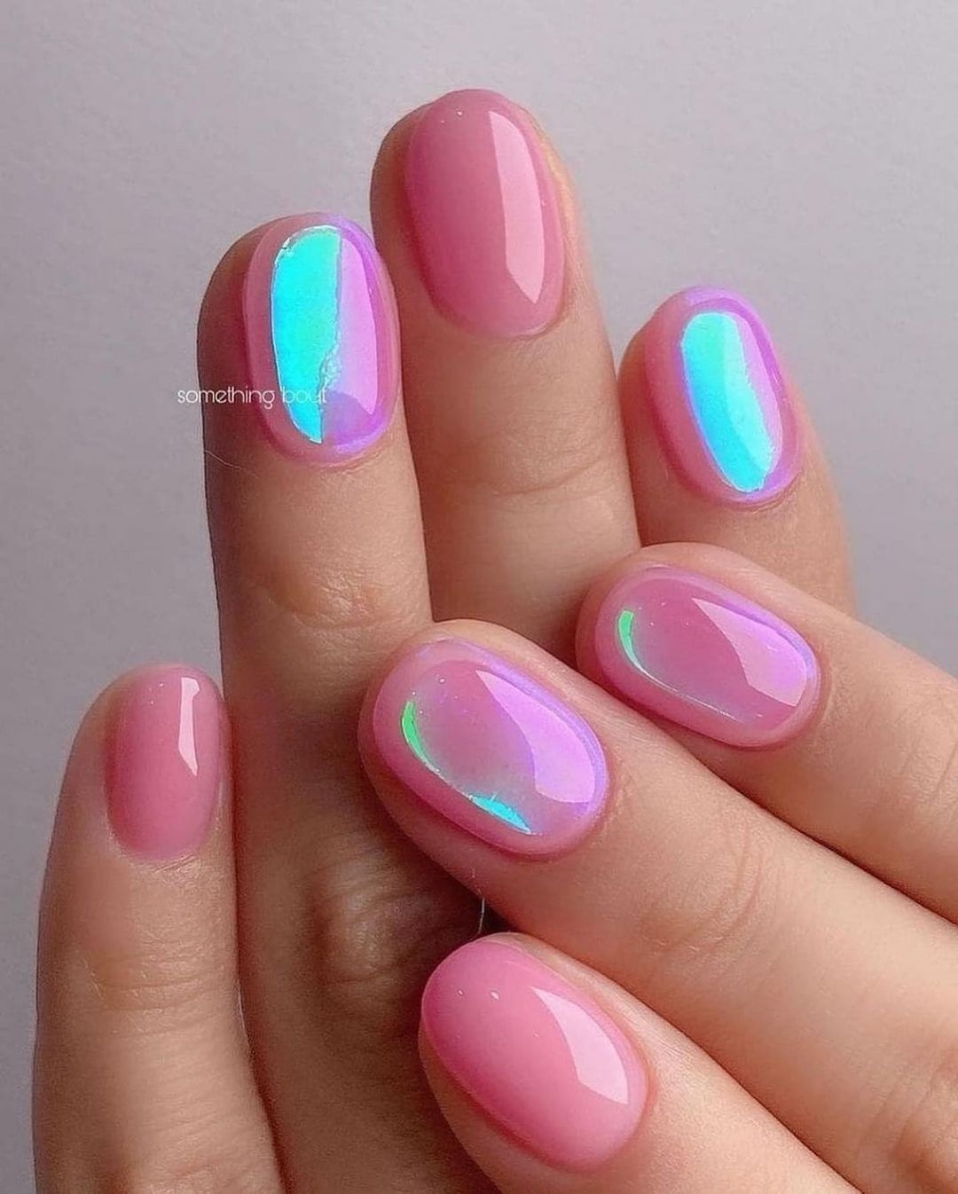 Рожевий дизайн нігтів