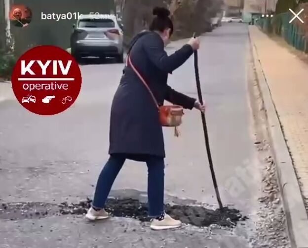 Жінці заважав ремонт дороги.