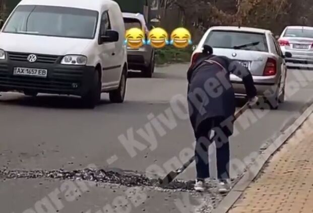 Киевлянка убрала асфальт с дороги с помощью лопаты и лома.