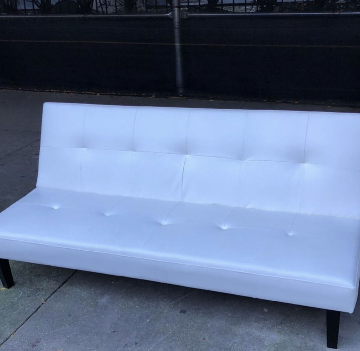 Белый диван в идеальном состоянии можно забрать бесплатно.
