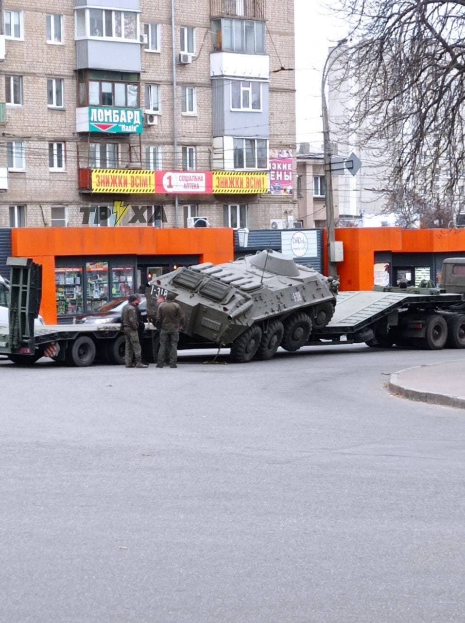 Неудачно перевозили военную технику.