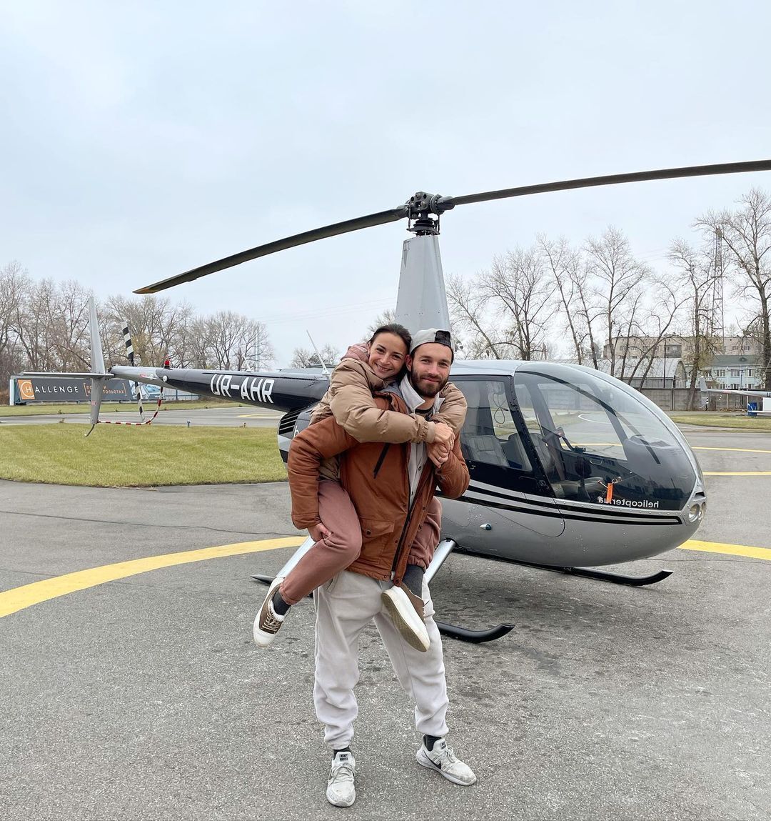 Илона Гвоздева с мужем у вертолета