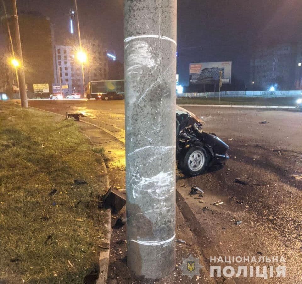 В Ровно автомобиль врезался в столб и загорелся