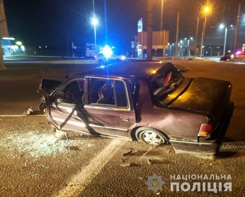 После столкновения со столбом автомобиль разорвало пополам