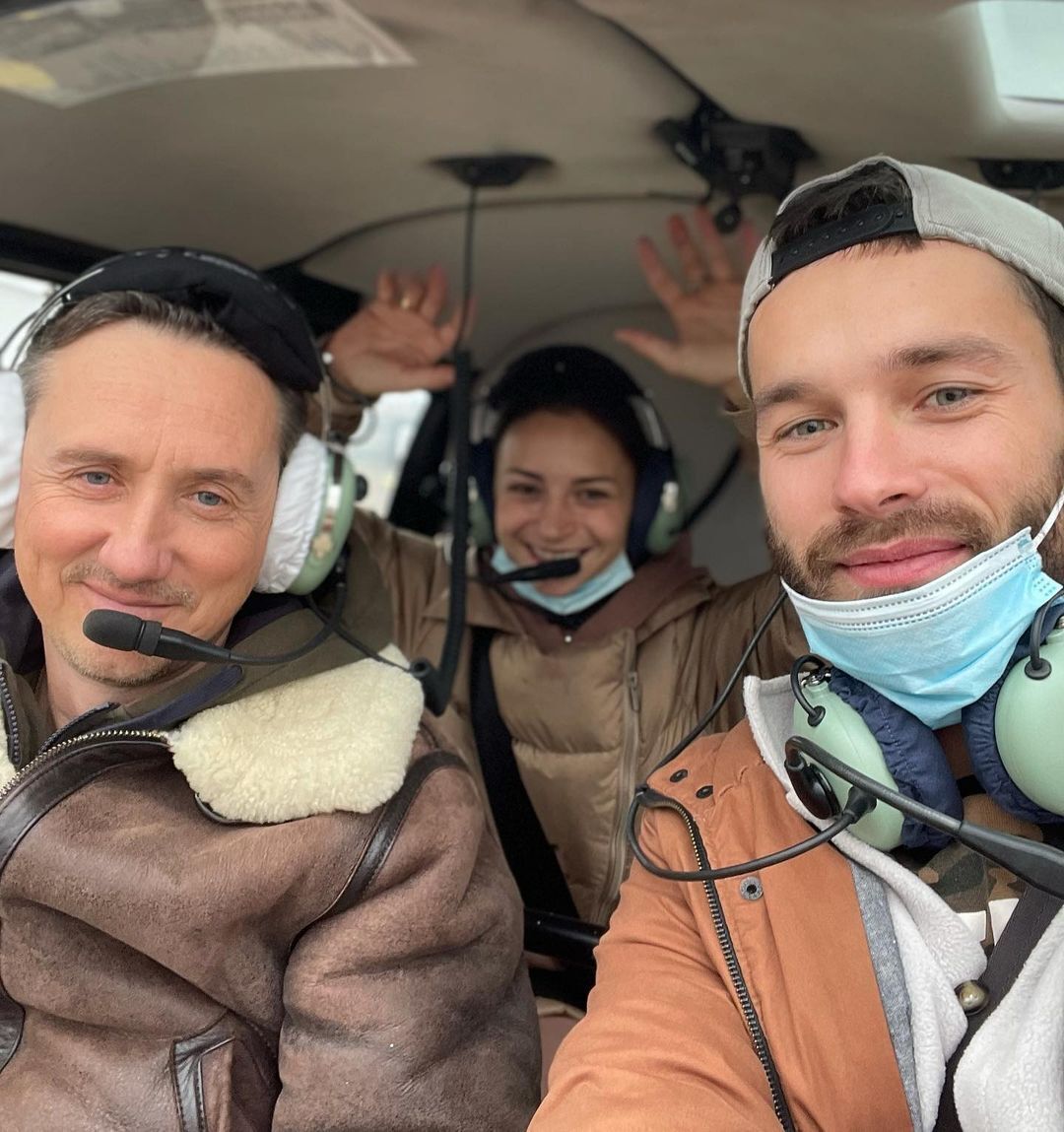 Илона с мужем и пилотом
