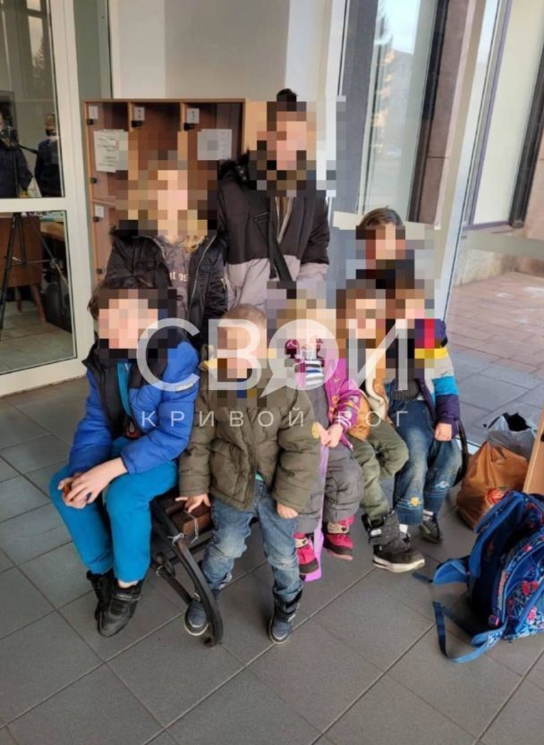 в Кривом Роге мать оставила 9 детей у горсовета и сбежала с новым бойфрендом