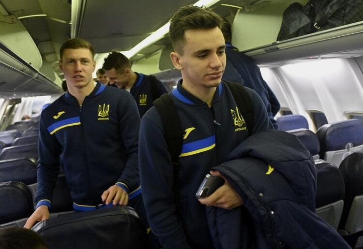 Украинские футболисты в самолете.